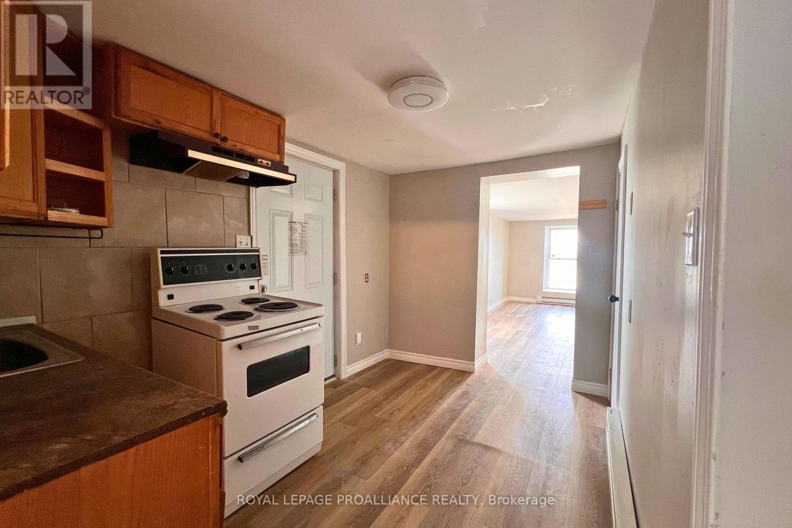 38 Stanley Street, Quinte West, Ontario  K8V 4V2 - Photo 8 - X12243586