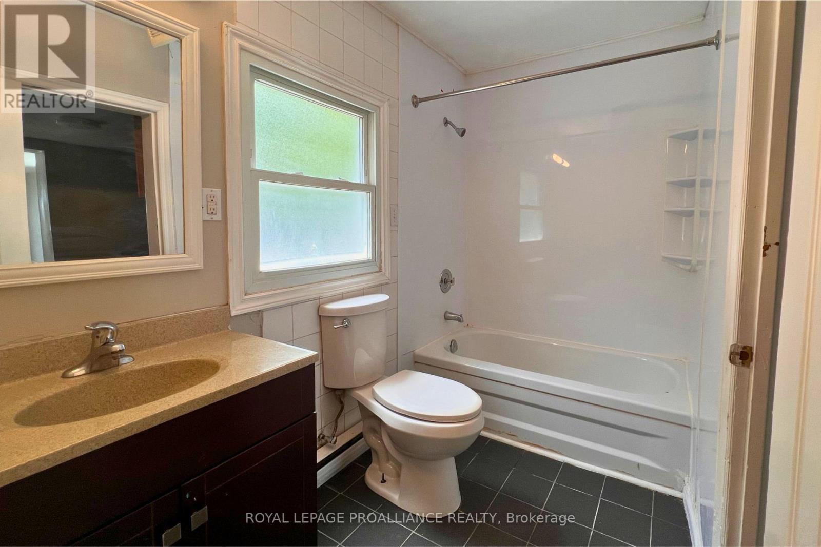 38 Stanley Street, Quinte West, Ontario  K8V 4V2 - Photo 9 - X12243586