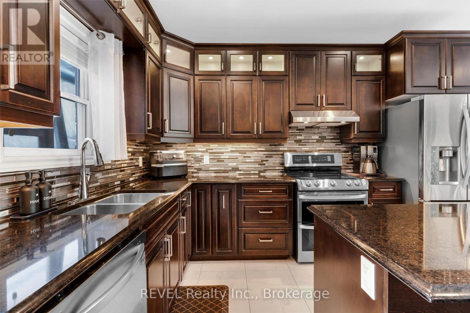 181 Hetram Court, Fort Erie, Ontario  L0S 1B0 - Photo 13 - X12243659