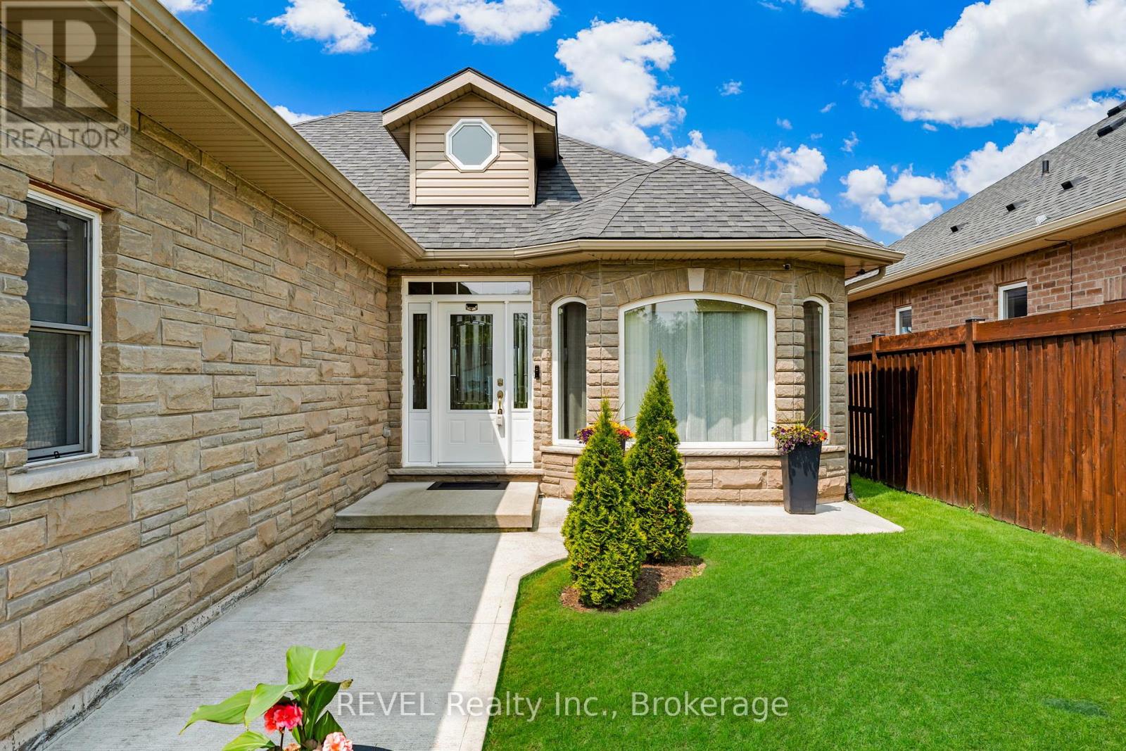 181 Hetram Court, Fort Erie, Ontario  L0S 1B0 - Photo 3 - X12243659