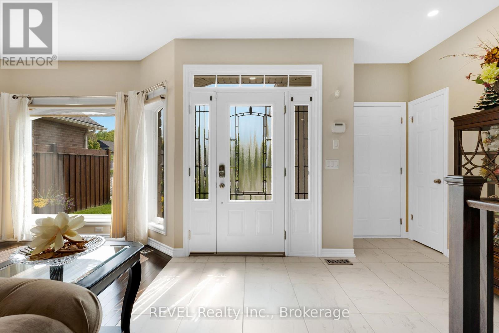 181 Hetram Court, Fort Erie, Ontario  L0S 1B0 - Photo 4 - X12243659