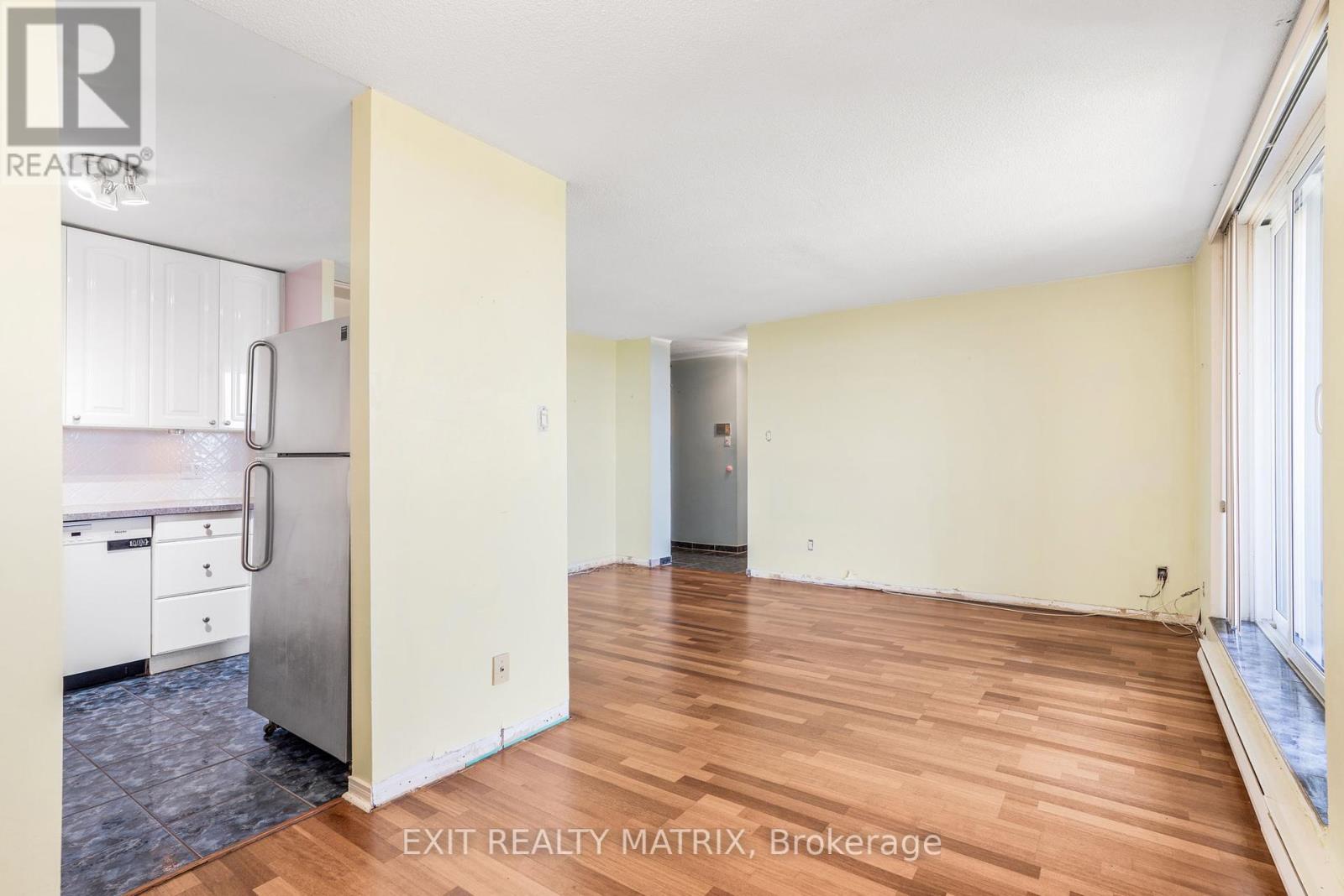 1005 - 2000 Jasmine Crescent, Ottawa, Ontario  K1J 8K4 - Photo 10 - X12243756