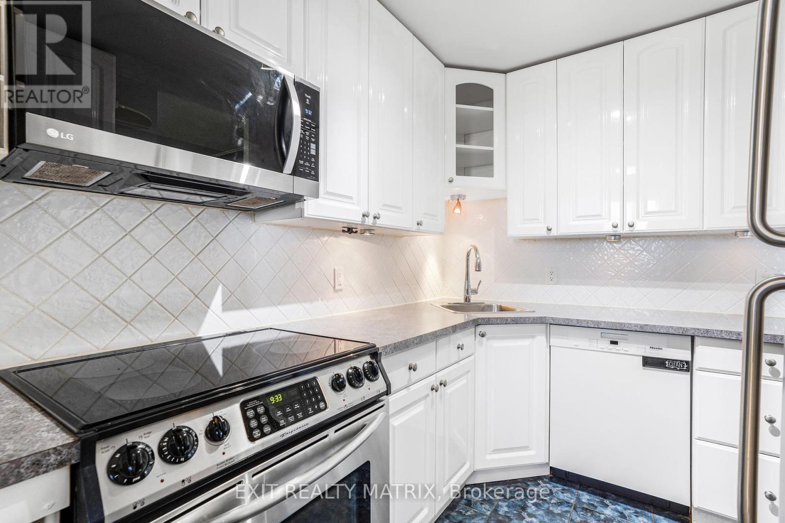 1005 - 2000 Jasmine Crescent, Ottawa, Ontario  K1J 8K4 - Photo 11 - X12243756