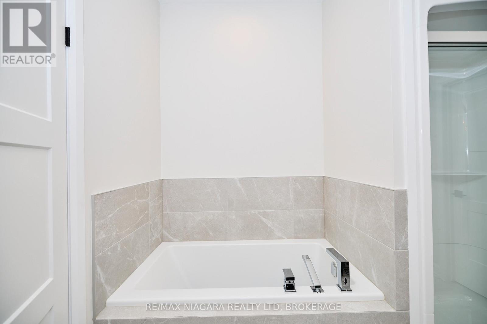 3914 Mitchell Crescent, Fort Erie, Ontario  L0S 1S0 - Photo 14 - X12243864