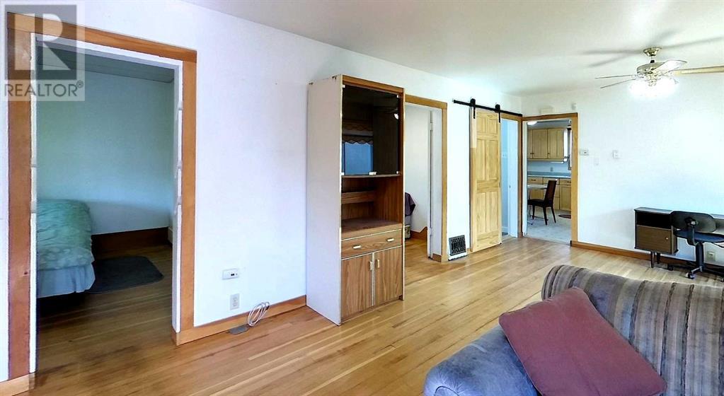 Property at 4827 5 Avenue image 4