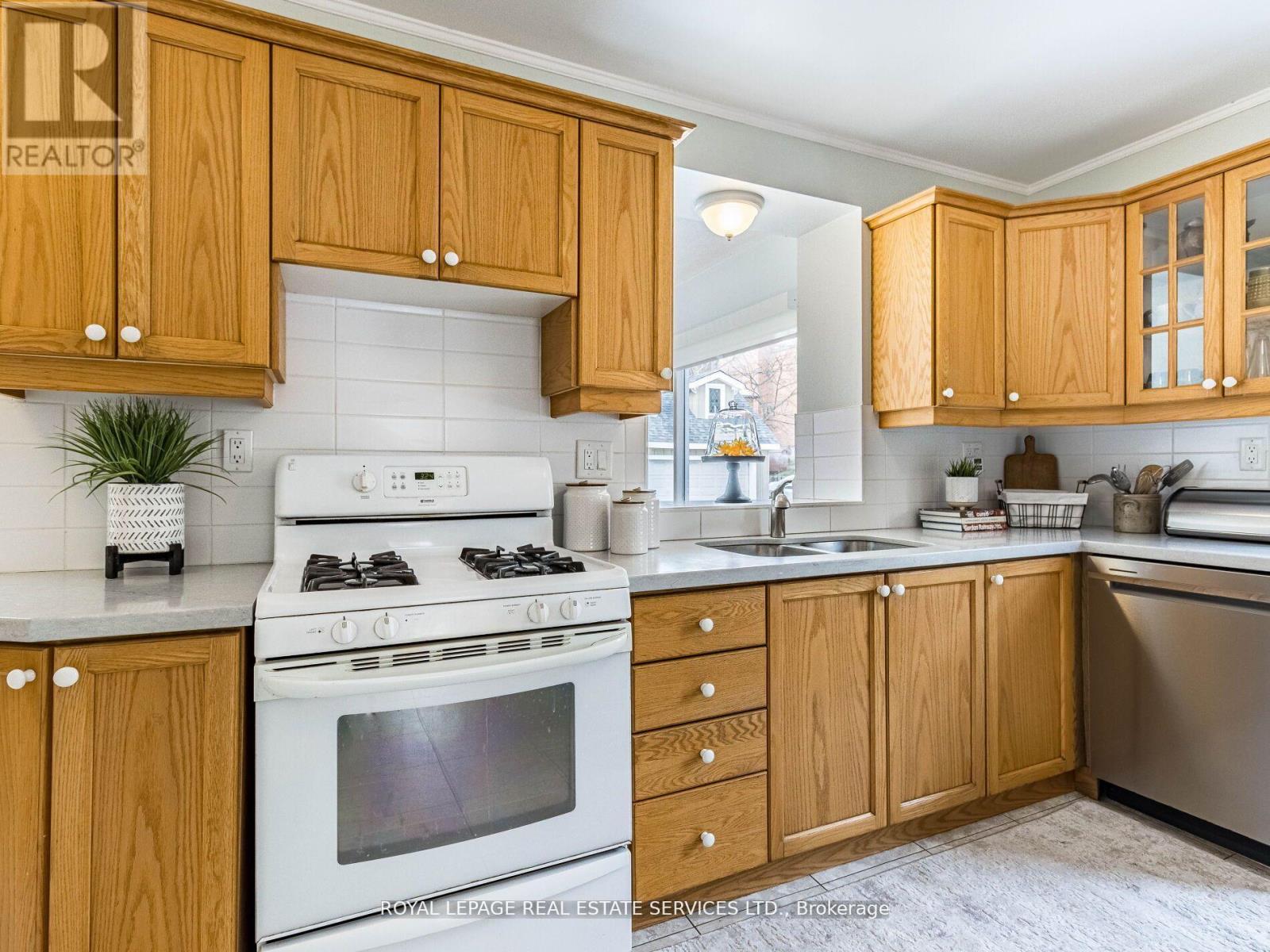 32 Wellington Street E, Brampton, Ontario  L6W 1Y4 - Photo 11 - W12243926
