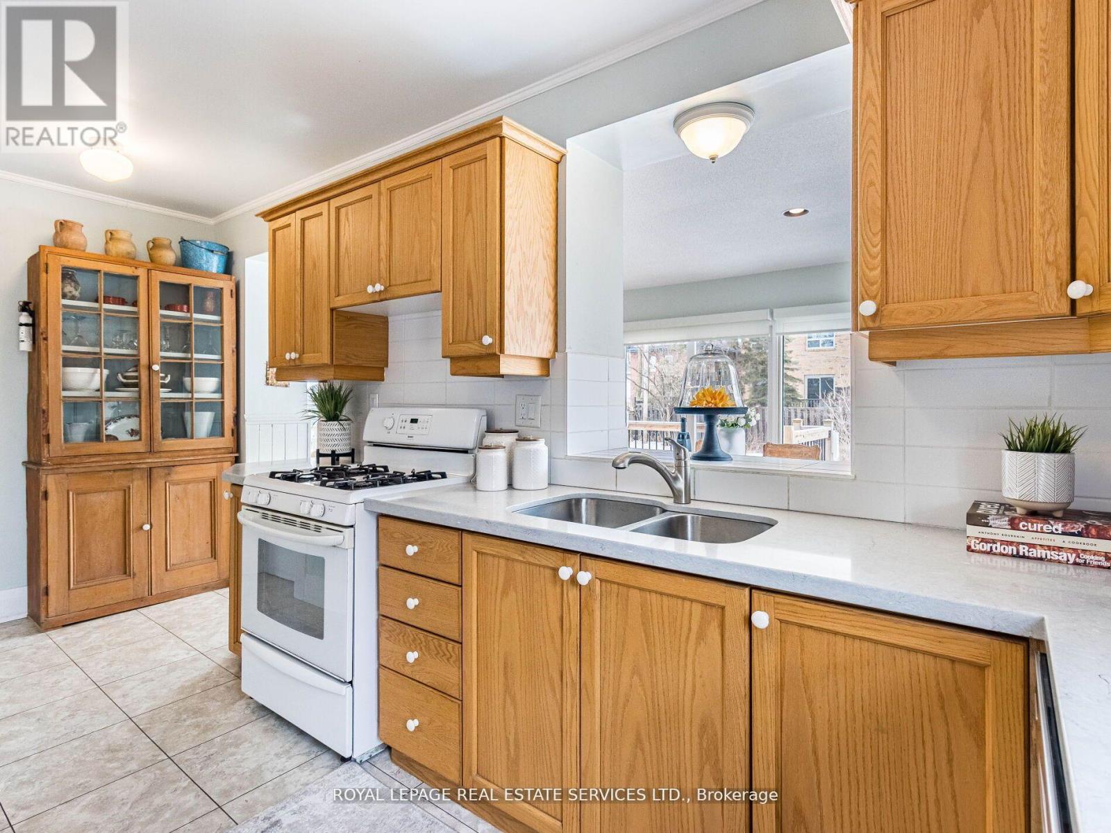 32 Wellington Street E, Brampton, Ontario  L6W 1Y4 - Photo 12 - W12243926