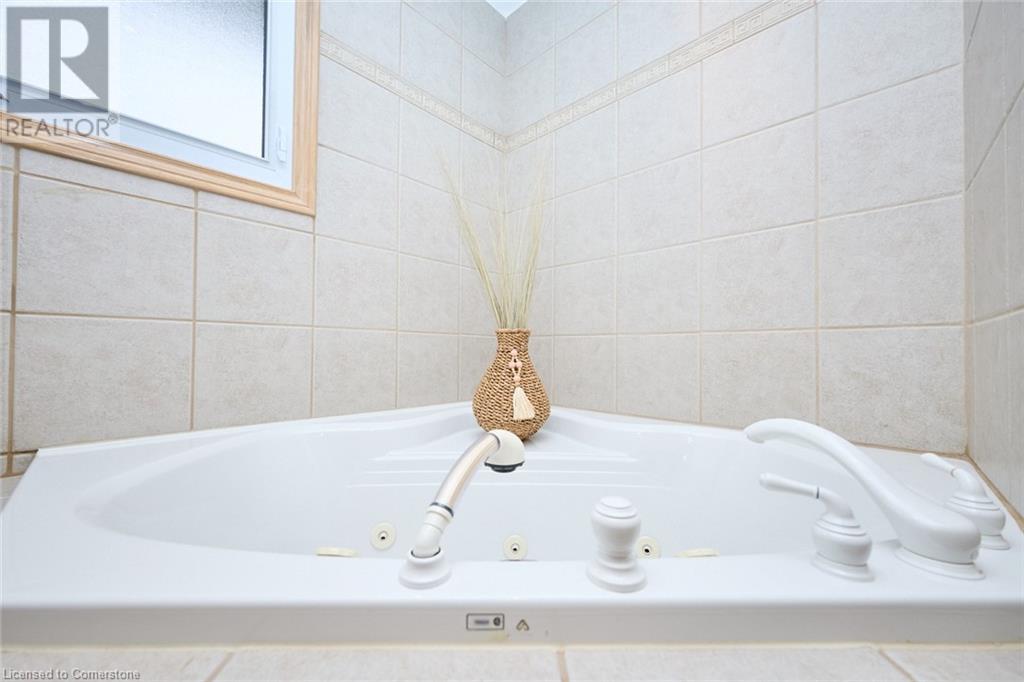 17 Oakes Road N, Grimsby, Ontario  L3M 4A9 - Photo 21 - 40744609
