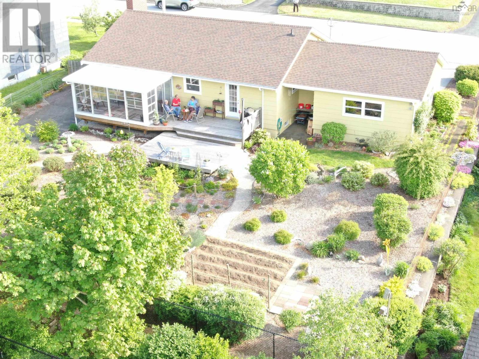 Property at 62 Hillcrest Street image 5