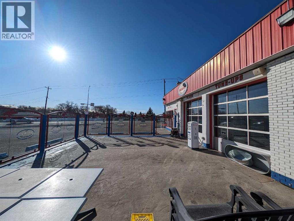 710 Gershaw Drive SW, Medicine Hat, Alberta  T1A 5C8 - Photo 4 - A2148416