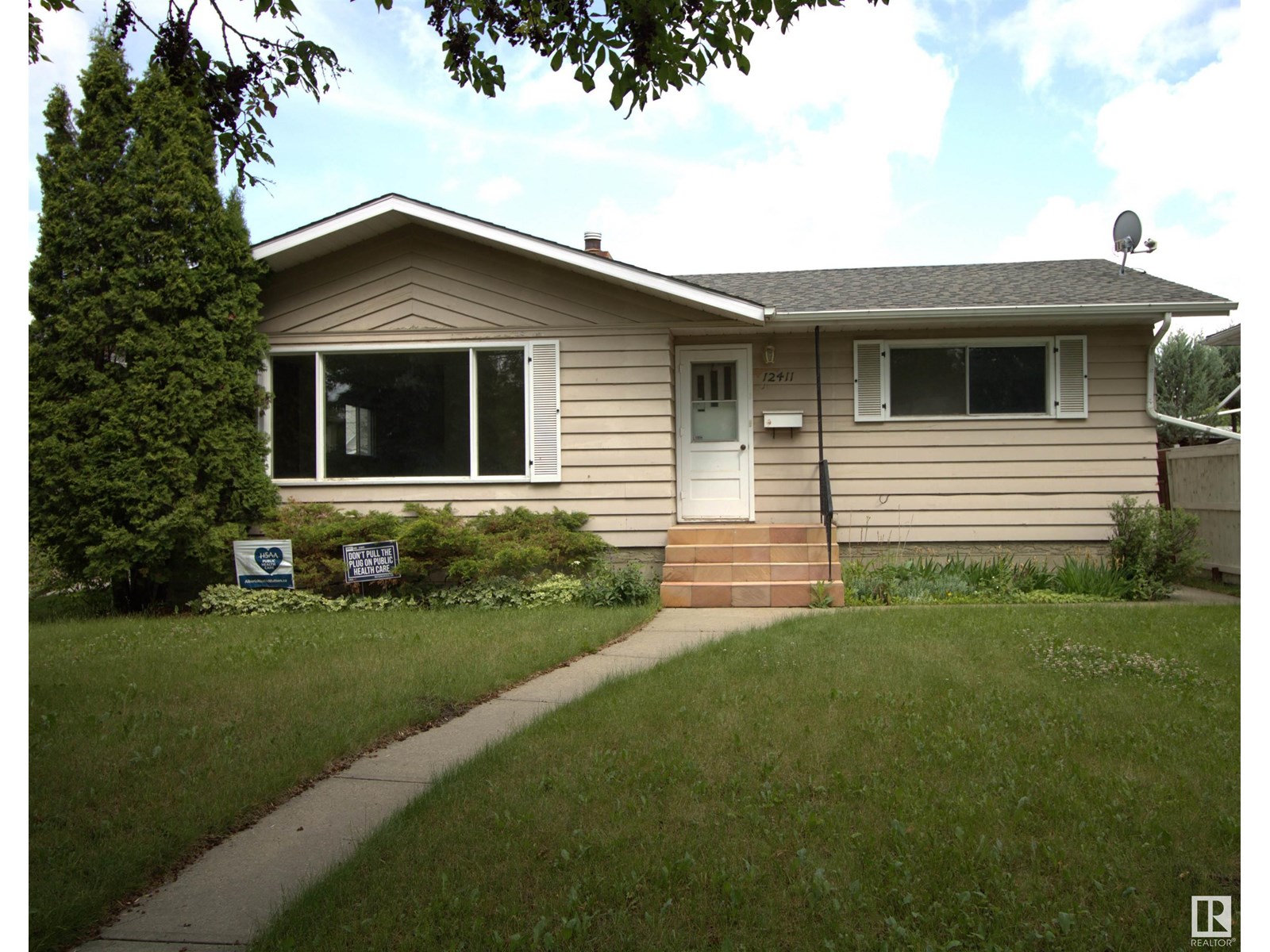 Property at 12411 89 ST NW image 1