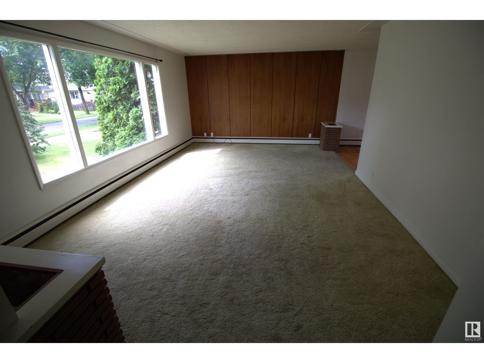 Property at 12411 89 ST NW image 4
