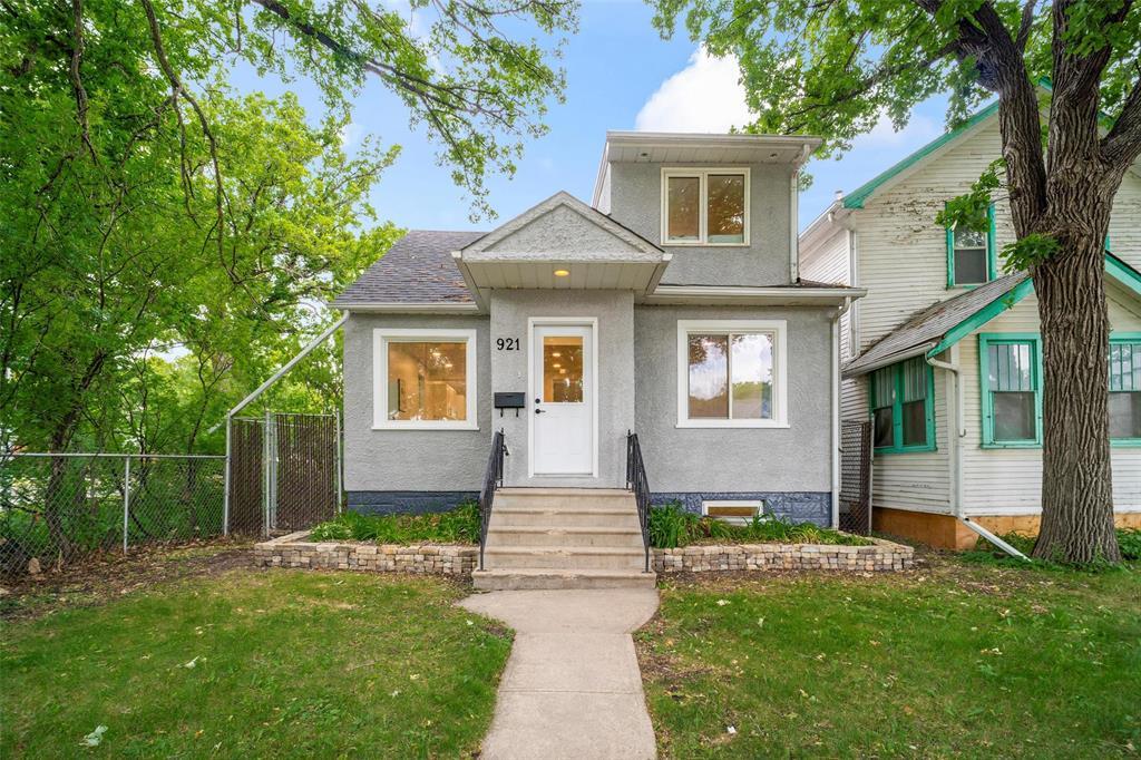 921 Dudley Avenue Winnipeg, Manitoba 1B//Winnipeg/Welcome to 921 Dudley Avenue a beautifully updated 1.5 storey home located in the heart of the highly sought-after Crescentwood neighbourhood. This 3-bedroom, 2 full bathroom gem blends timeless character with modern upgrades, offering 996 square feet of stylish, functional living space. Step inside to discover a completely refreshed interior featuring all-new flooring, a fresh coat of paint inside and out, and a bright, open layout. The updated kitchen shines with brand-new appliances and sleek finishes. The fully finished basement adds versatile living space, ideal for a rec room, home office, or guest area. Enjoy the benefits of a double detached garage, a newer roof (2020), and a private fully fenced yard with room to relax or garden. Located just steps from top-rated schools, parks, and the vibrant shops and restaurants along Corydon Avenue, this home offers unbeatable walkability and convenience in one of Winnipeg s most desirable communities.Open House: June 29th 12:00-2:00PM Offers Reviewed: July 6th @ 5:00PM (id:48254)