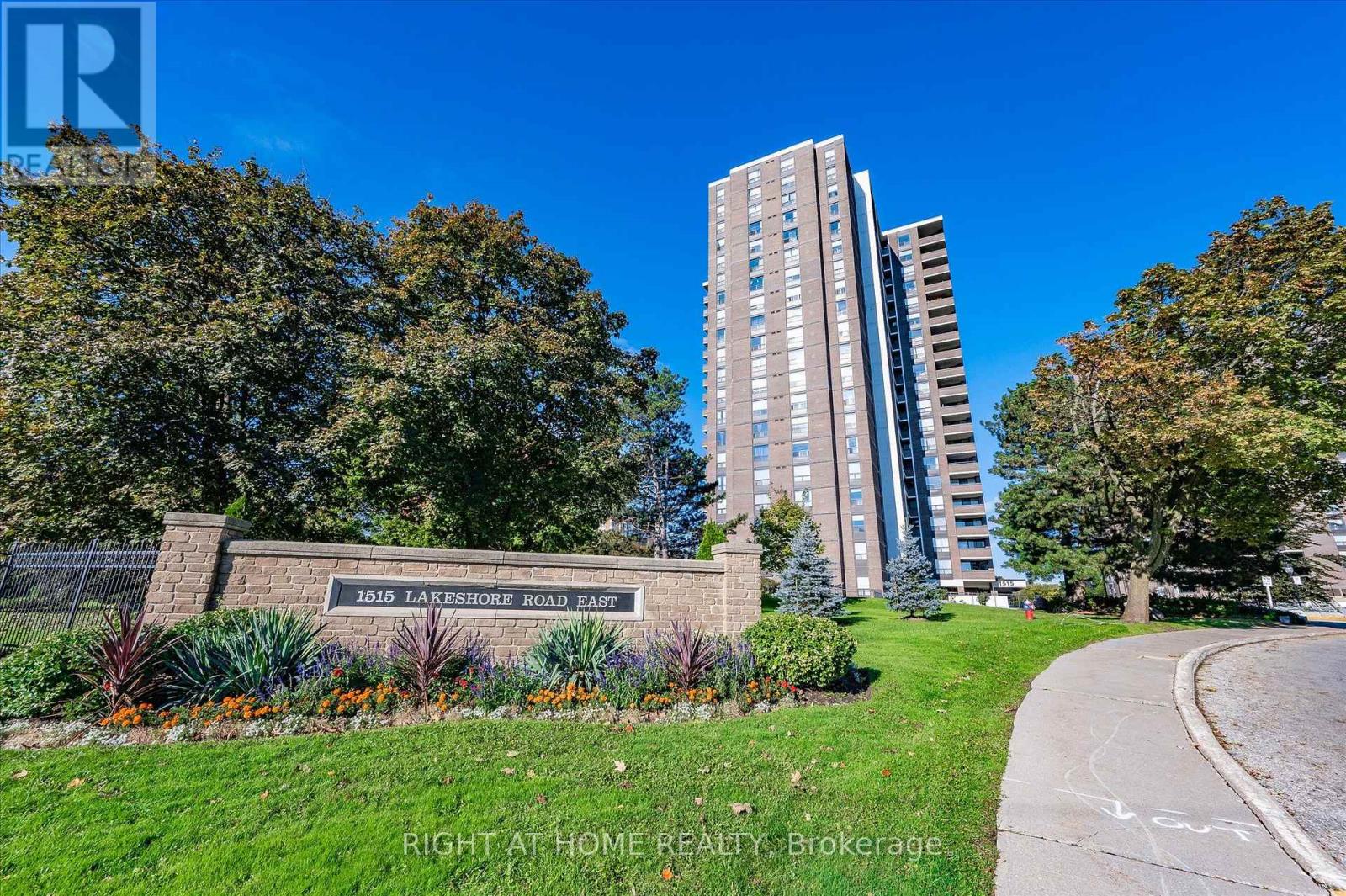 Property at 802 - 1515 LAKESHORE ROAD E image 2