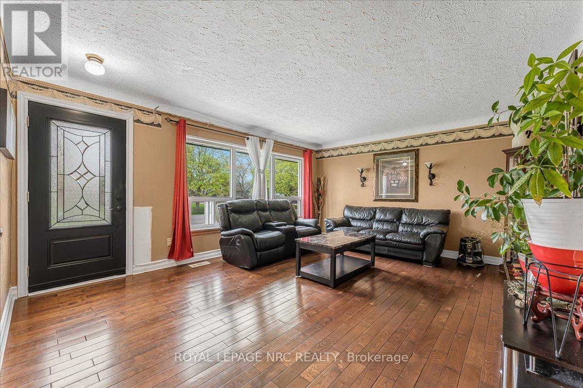 Property at 16 DUNRAVEN AVENUE image 3