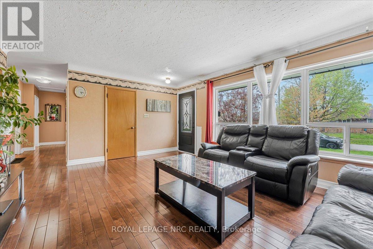 Property at 16 DUNRAVEN AVENUE image 5