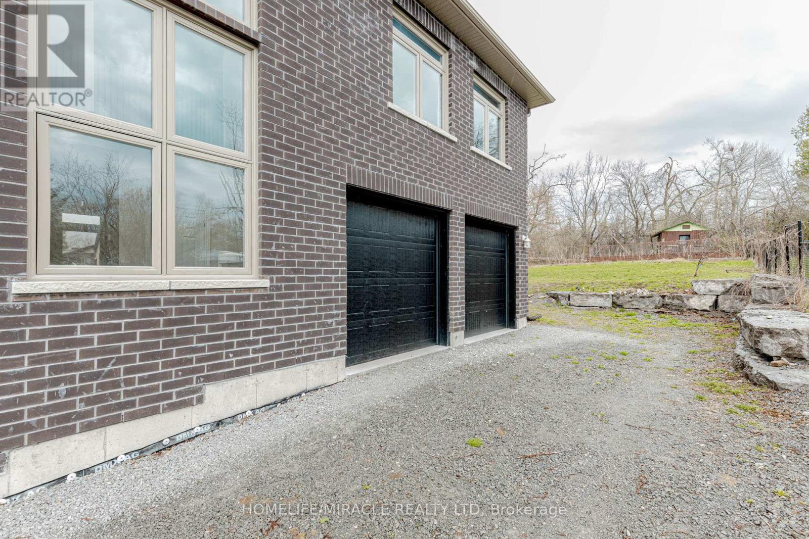 Property at 637 SIMCOE STREET image 3