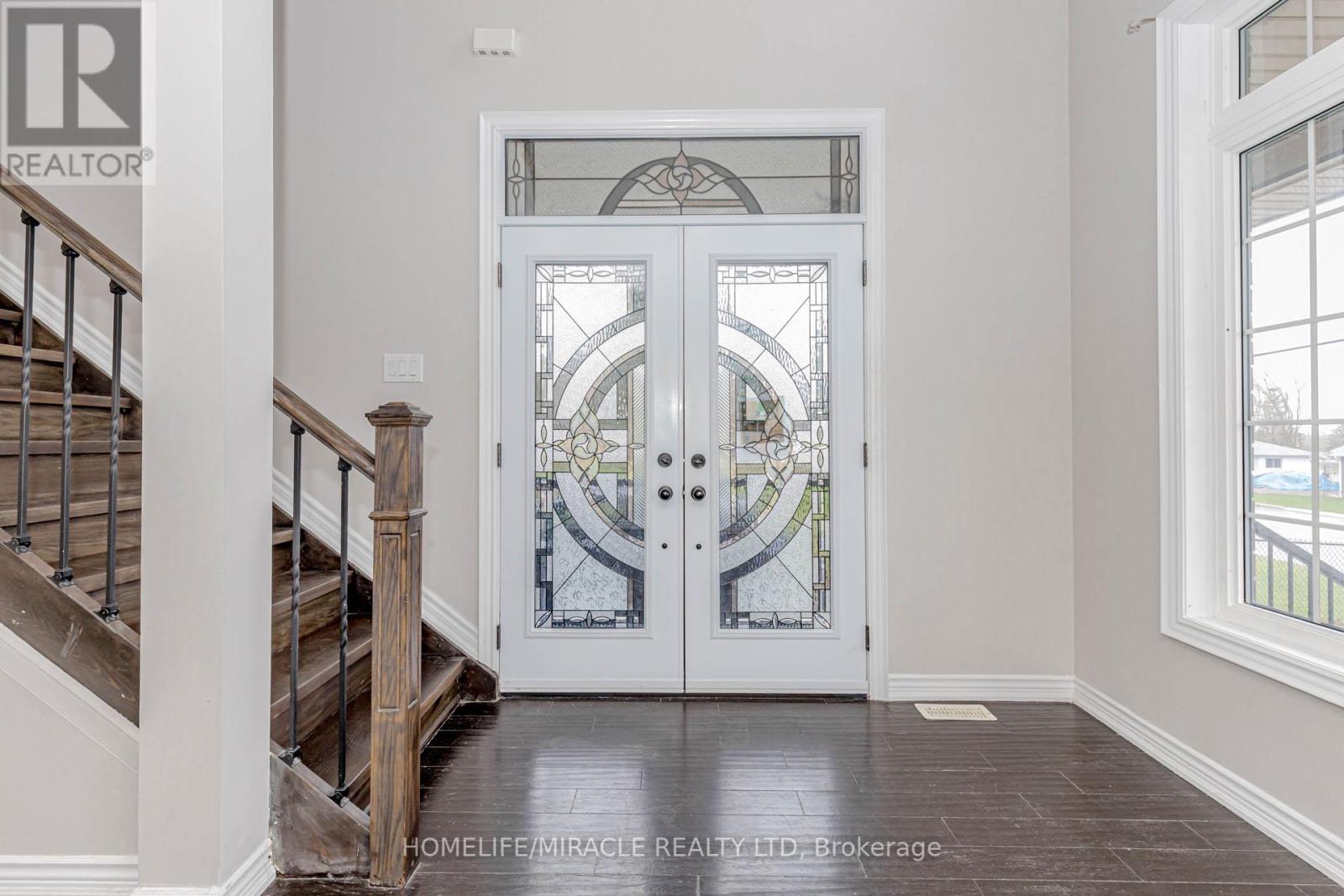 Property at 637 SIMCOE STREET image 5