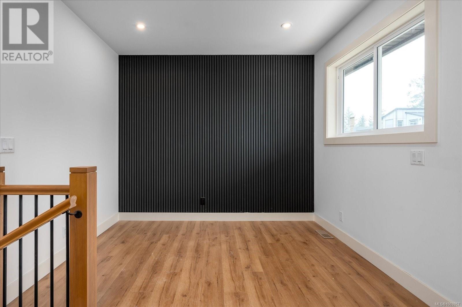 Property at 949 Harbour View St image 3
