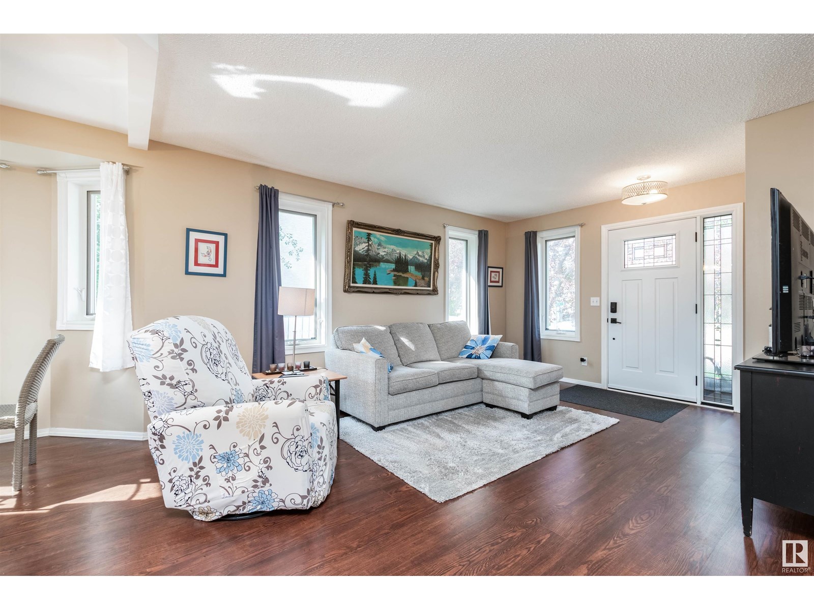 Property at 319 DAVENPORT DR image 4