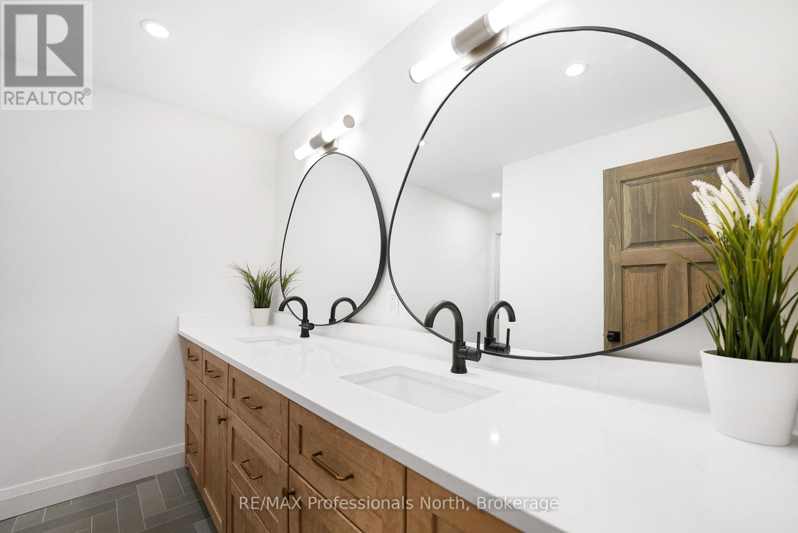 1041 Minaki Lane, Minden Hills, Ontario  K0M 2K0 - Photo 32 - X12168862