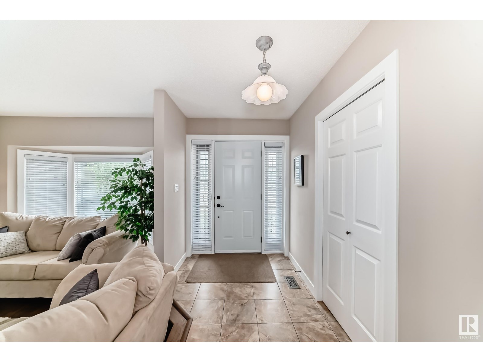 Property at 4019 104 ST NW image 2