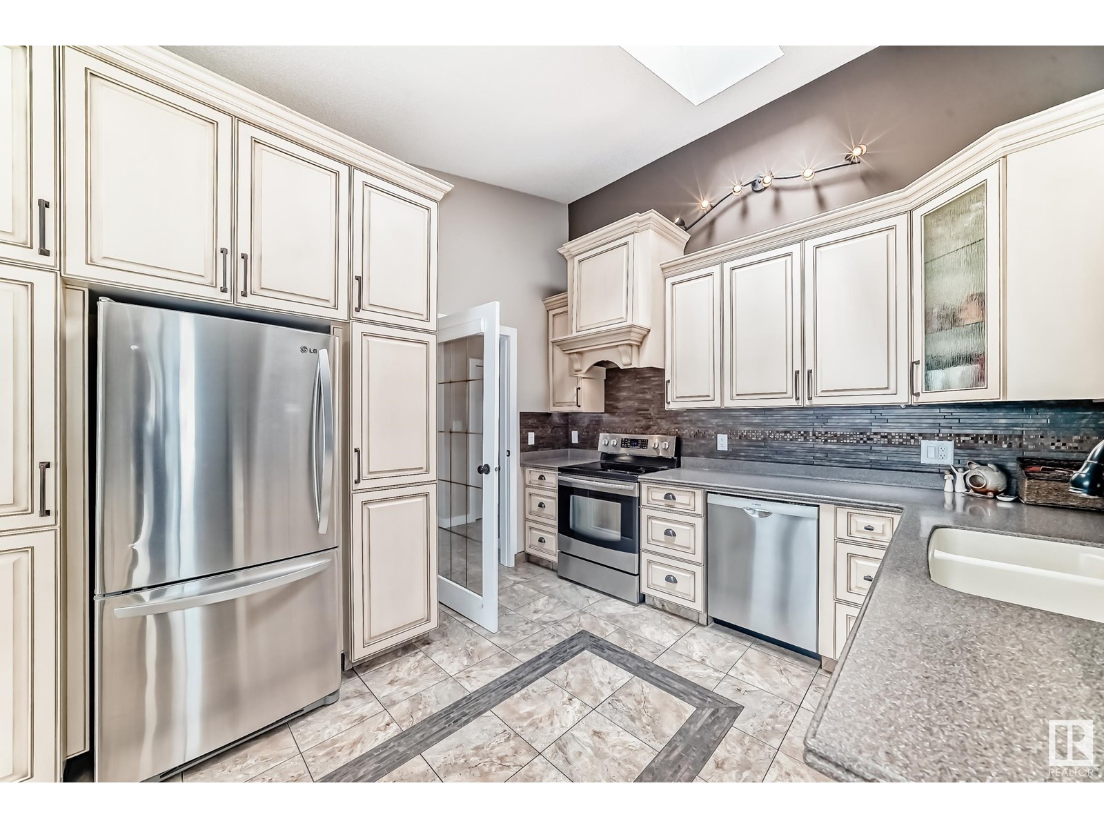 Property at 4019 104 ST NW image 4