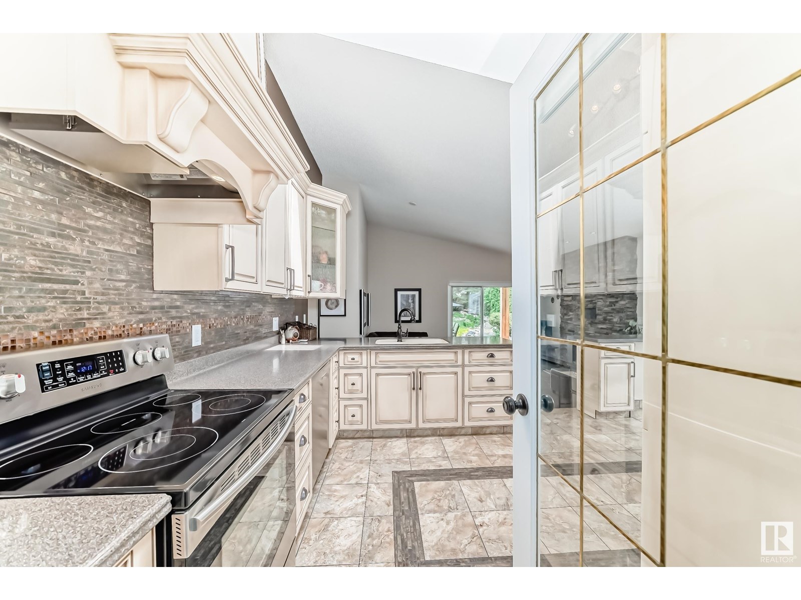 Property at 4019 104 ST NW image 3