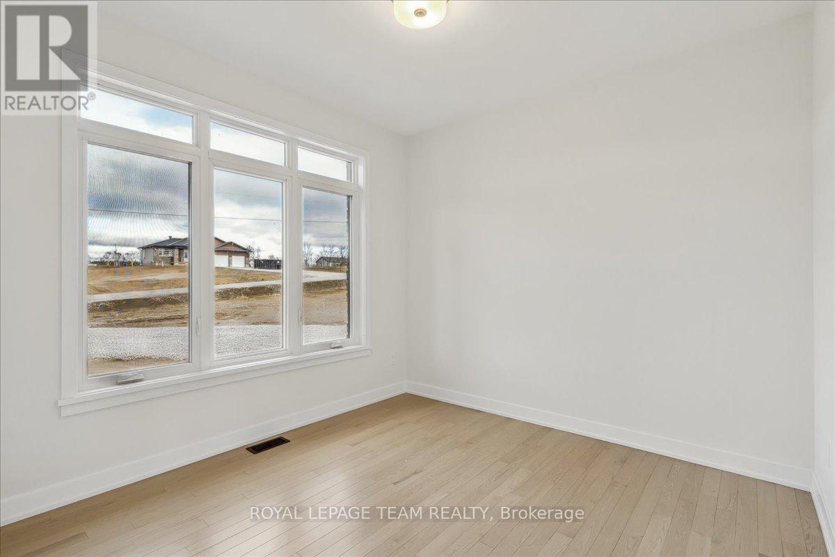 91 Hogan Drive, Mcnab/braeside, Ontario  K7S 0H8 - Photo 19 - X12244898
