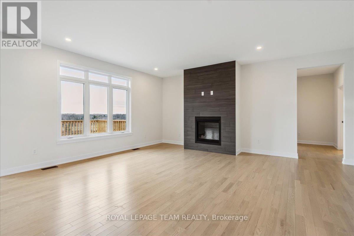 91 Hogan Drive, Mcnab/braeside, Ontario  K7S 0H8 - Photo 7 - X12244898
