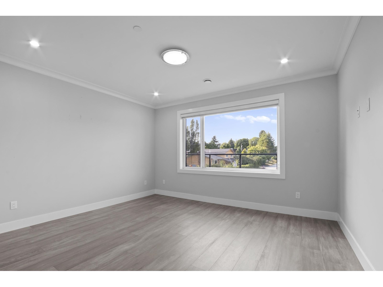 Property at 15890 RUSSELL AVENUE image 2