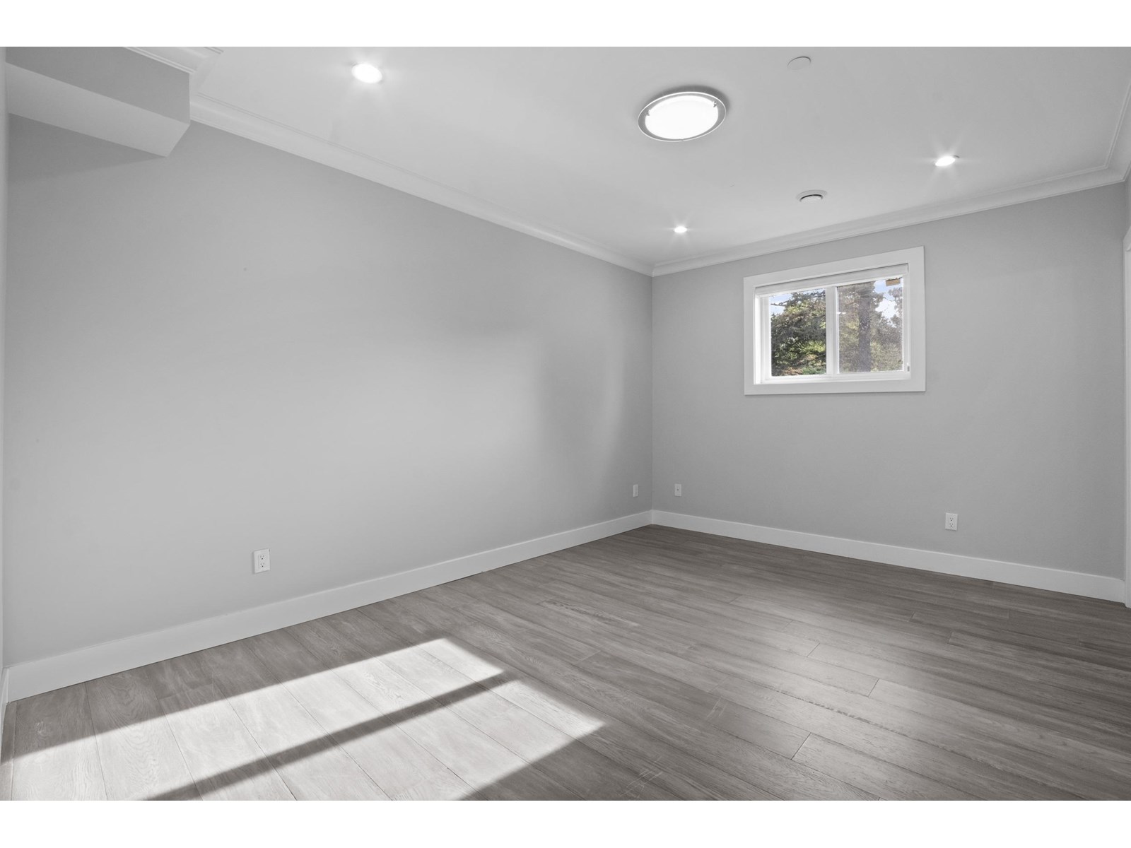 Property at 15890 RUSSELL AVENUE image 5