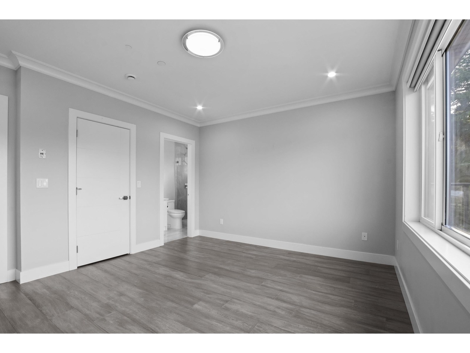 Property at 15890 RUSSELL AVENUE image 3