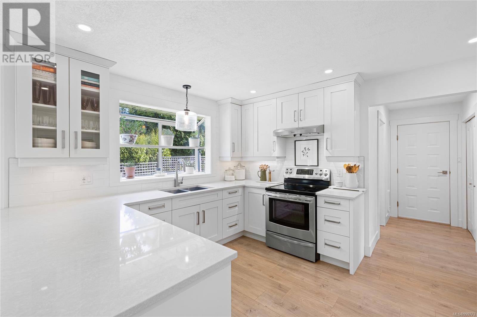 Property at 595 Eaglecrest Dr image 3