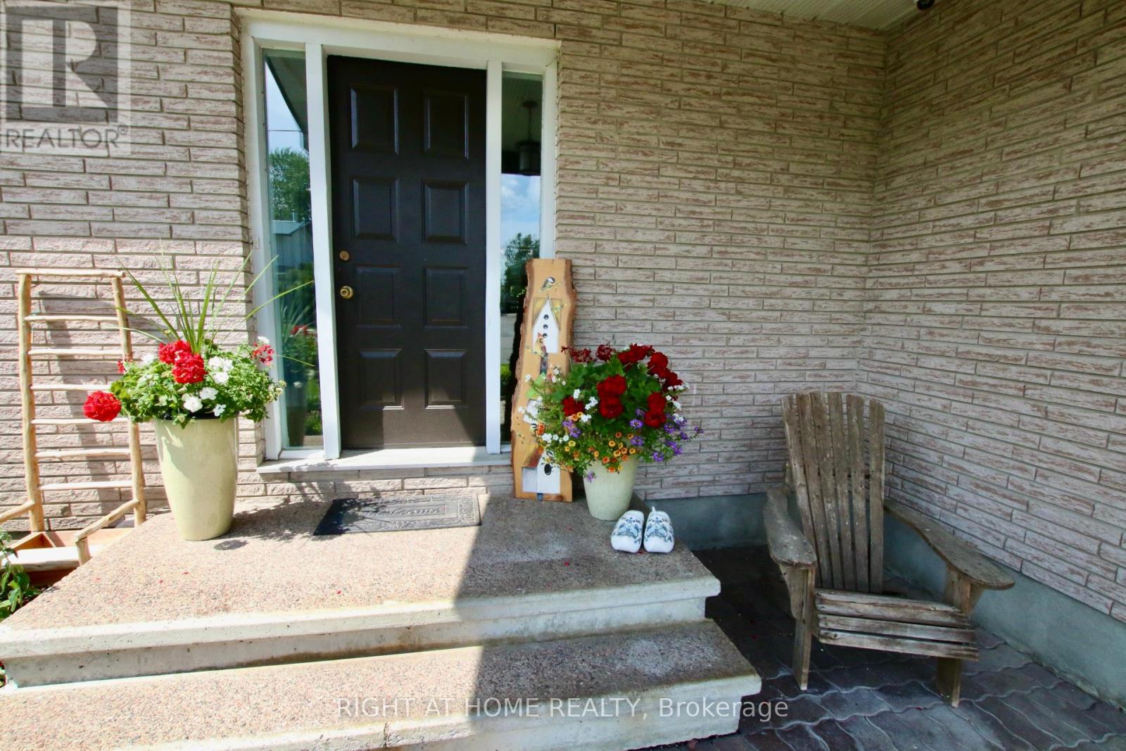 Property at 159 DUNLOP CRESCENT image 4