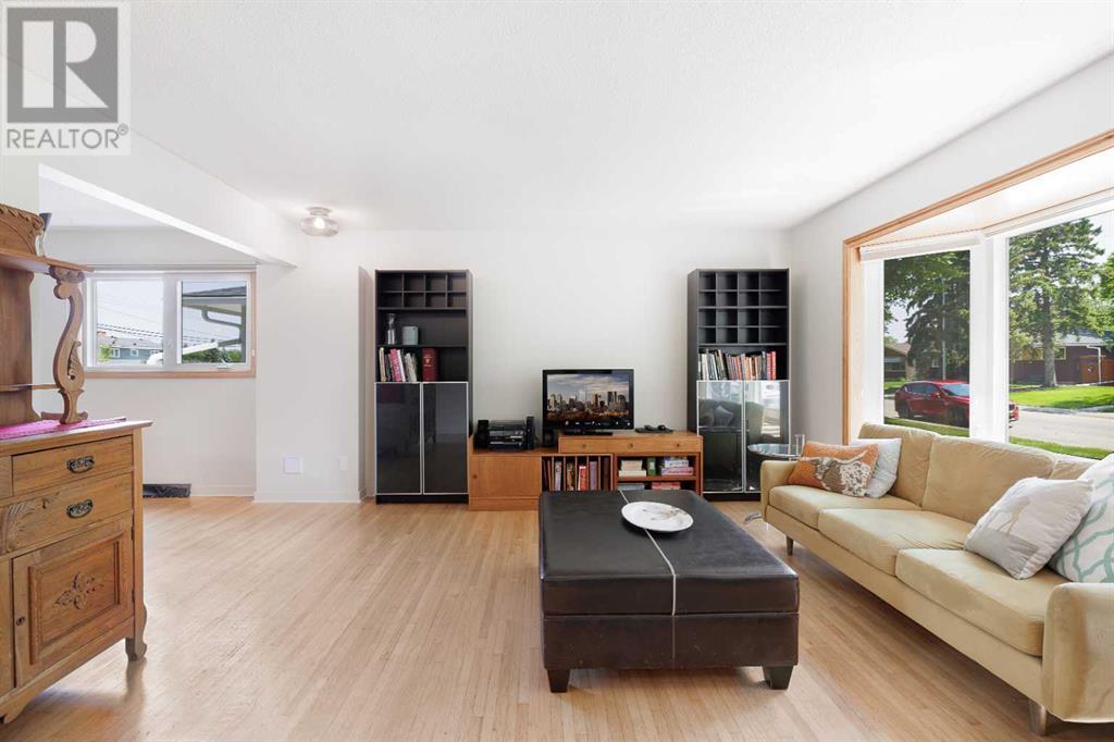 Property at 22 Armstrong Crescent SE image 5