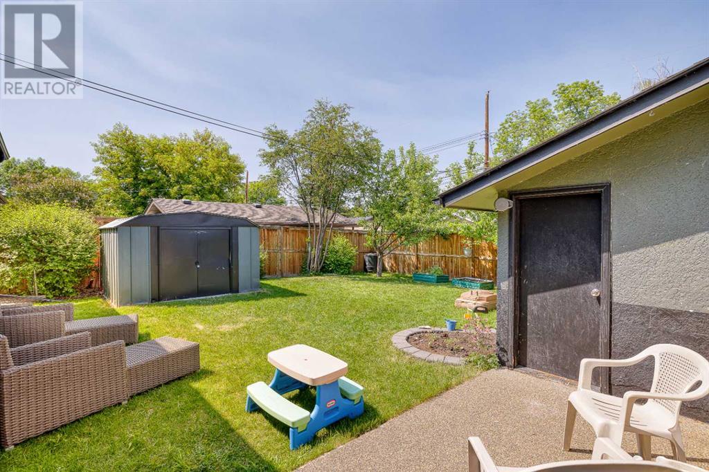 Property at 22 Armstrong Crescent SE image 3