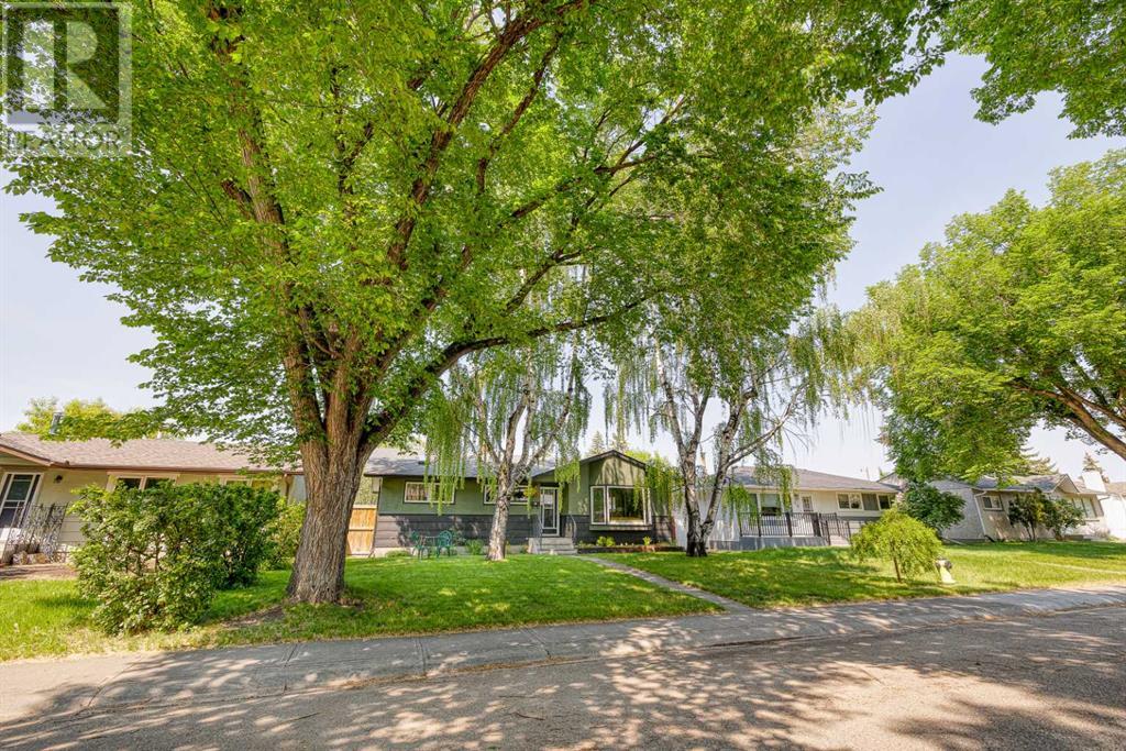 Property at 22 Armstrong Crescent SE image 2