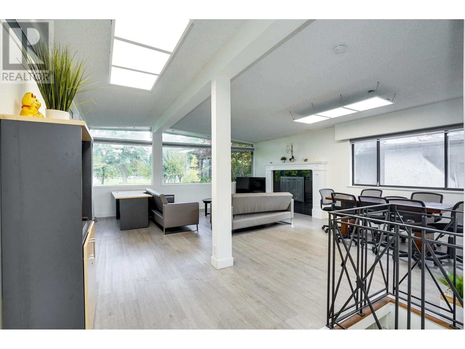 Listing Picture 2 of 18 : 1726 PENTICTON STREET, Vancouver / 溫哥華 - 魯藝地產 Yvonne Lu Group - MLS Medallion Club Member