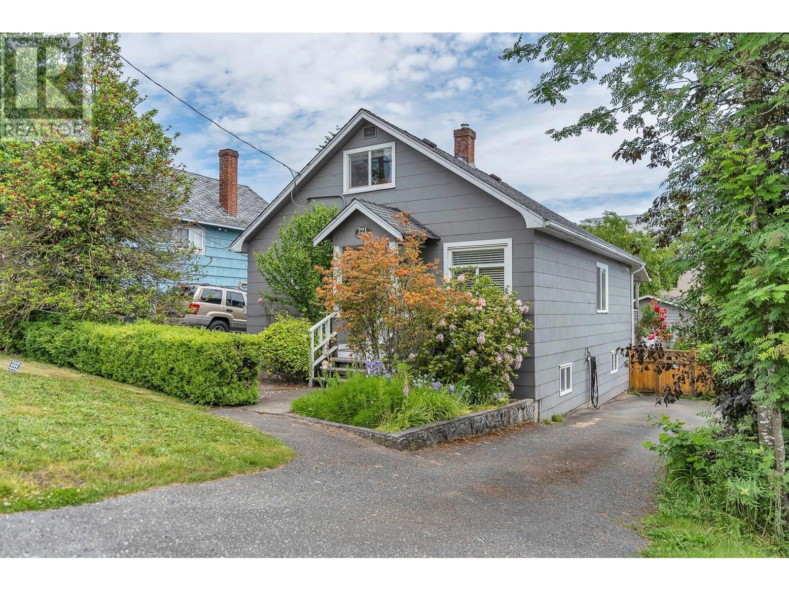 221 LEBLEU STREET, coquitlam, British Columbia V3K4L7