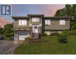 61 Maple Avenue, Lunenburg, Ca
