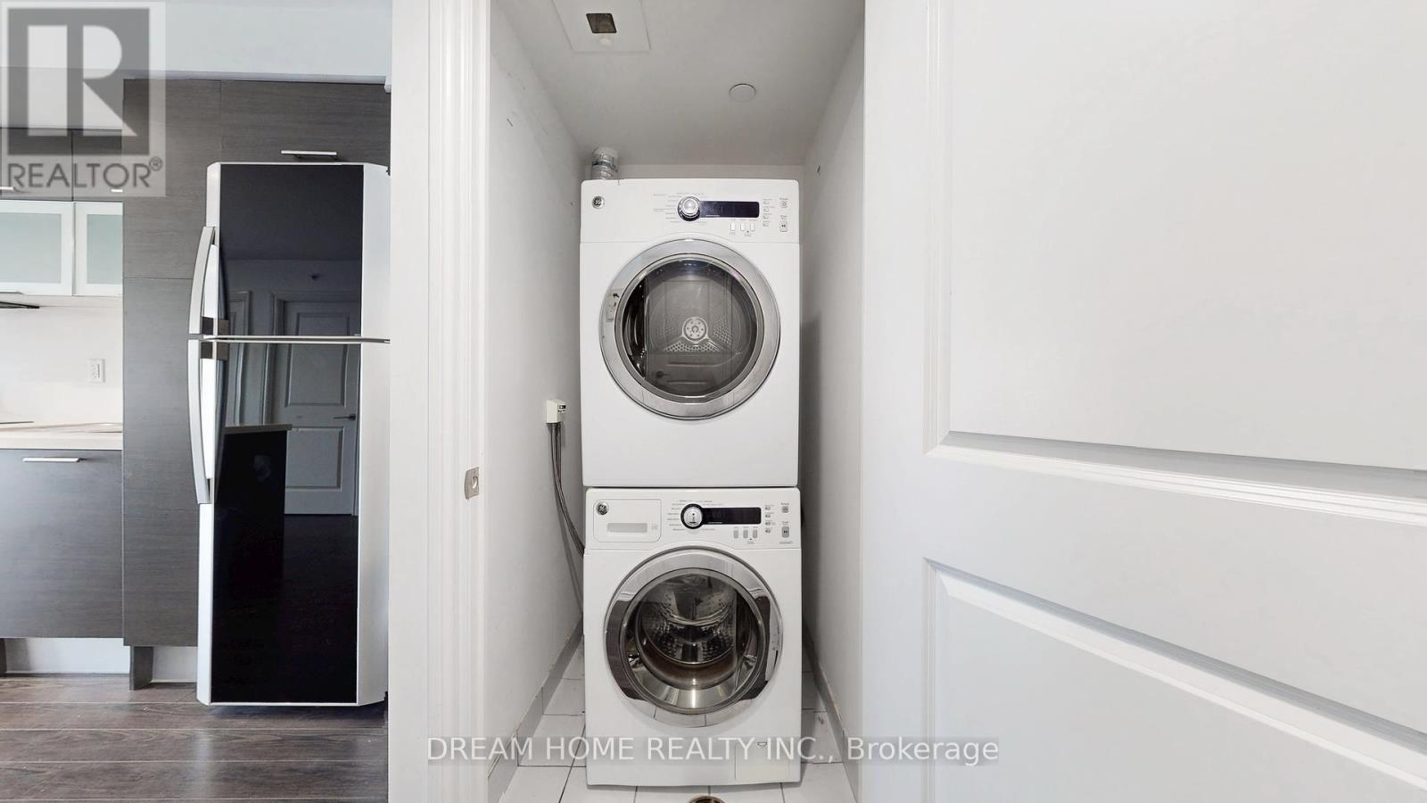 2105 - 386 Yonge Street, Toronto, Ontario  M5B 0A5 - Photo 18 - C12245311