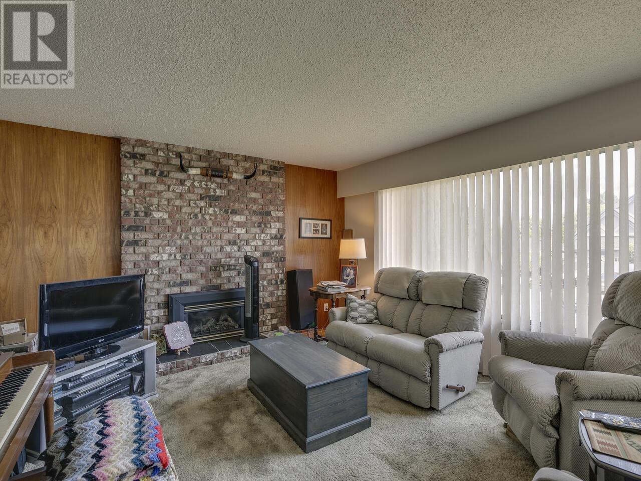 Property at 5566 49 AVENUE image 5