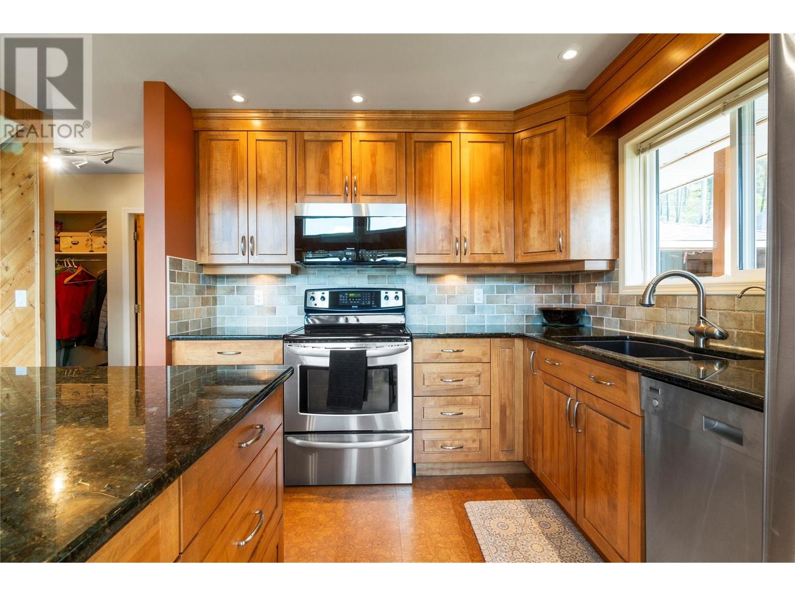 5261 Hlina Road, Celista, British Columbia  V0E 1M6 - Photo 7 - 10353737