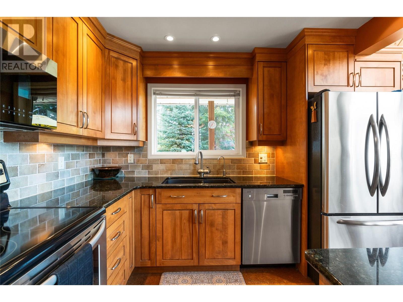 5261 Hlina Road, Celista, British Columbia  V0E 1M6 - Photo 8 - 10353737