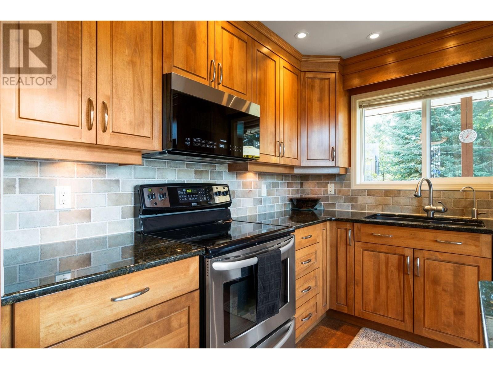 5261 Hlina Road, Celista, British Columbia  V0E 1M6 - Photo 9 - 10353737