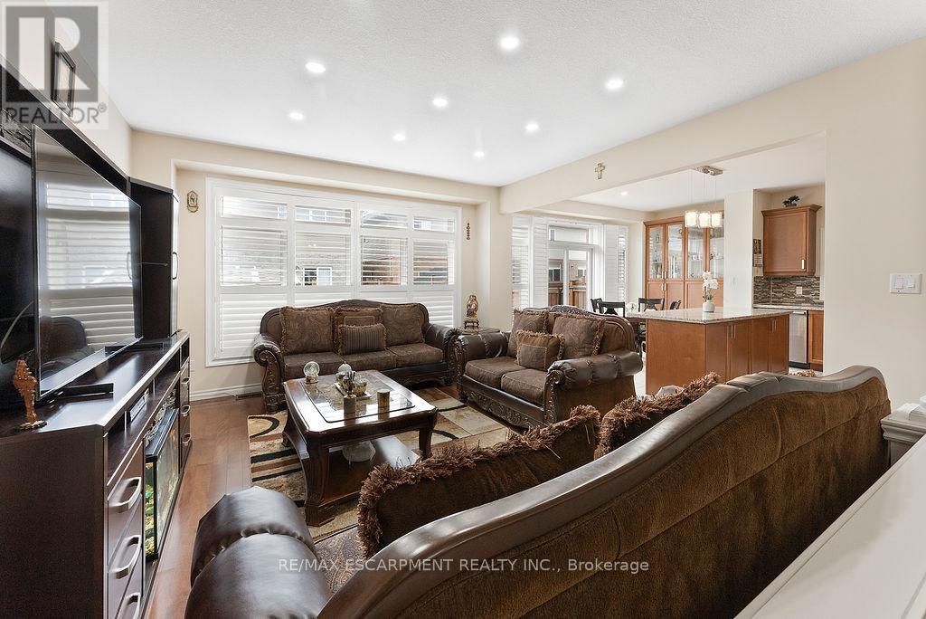 67 Bellroyal Crescent, Hamilton, Ontario  L8J 0E7 - Photo 14 - X12245608