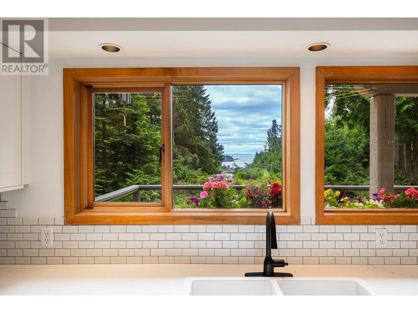Property at 733 WINDJAMMER ROAD image 4