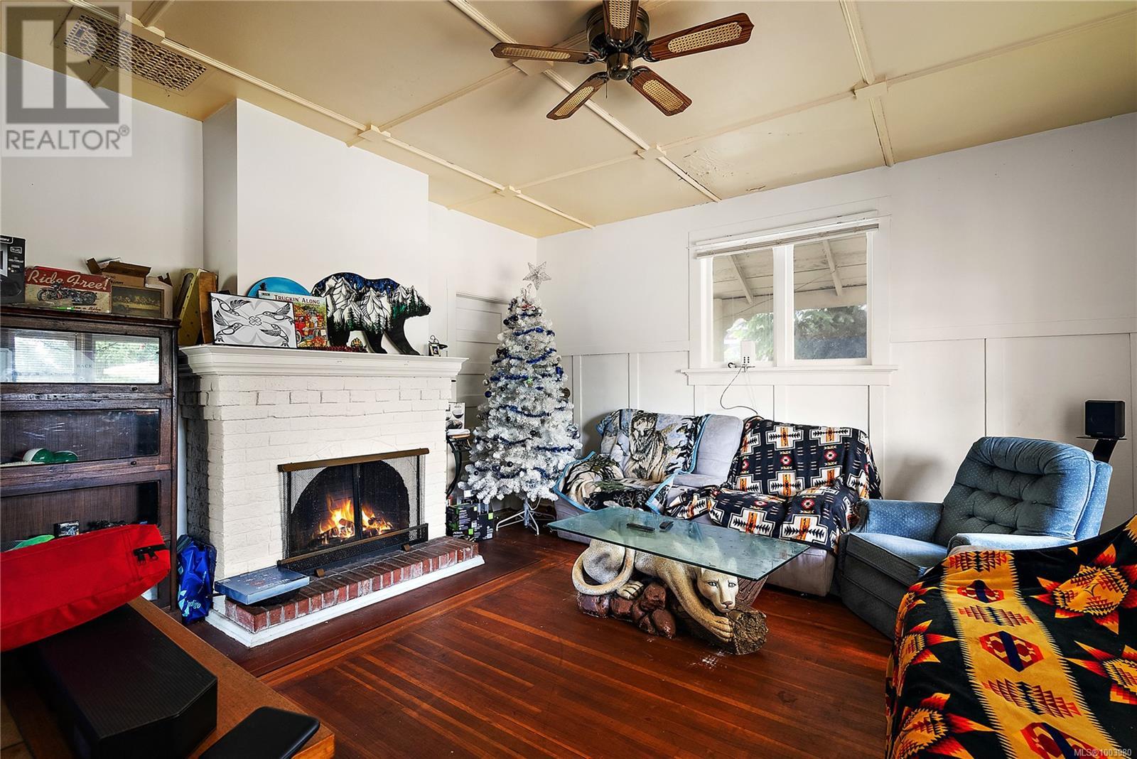 Property at 3749 Quadra St image 4