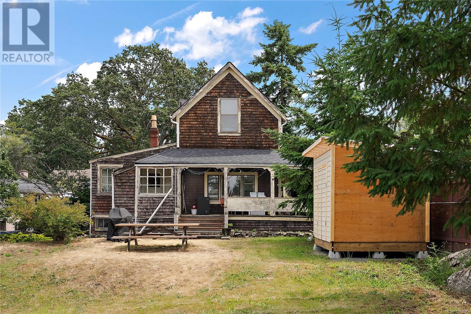 Property at 3749 Quadra St image 1